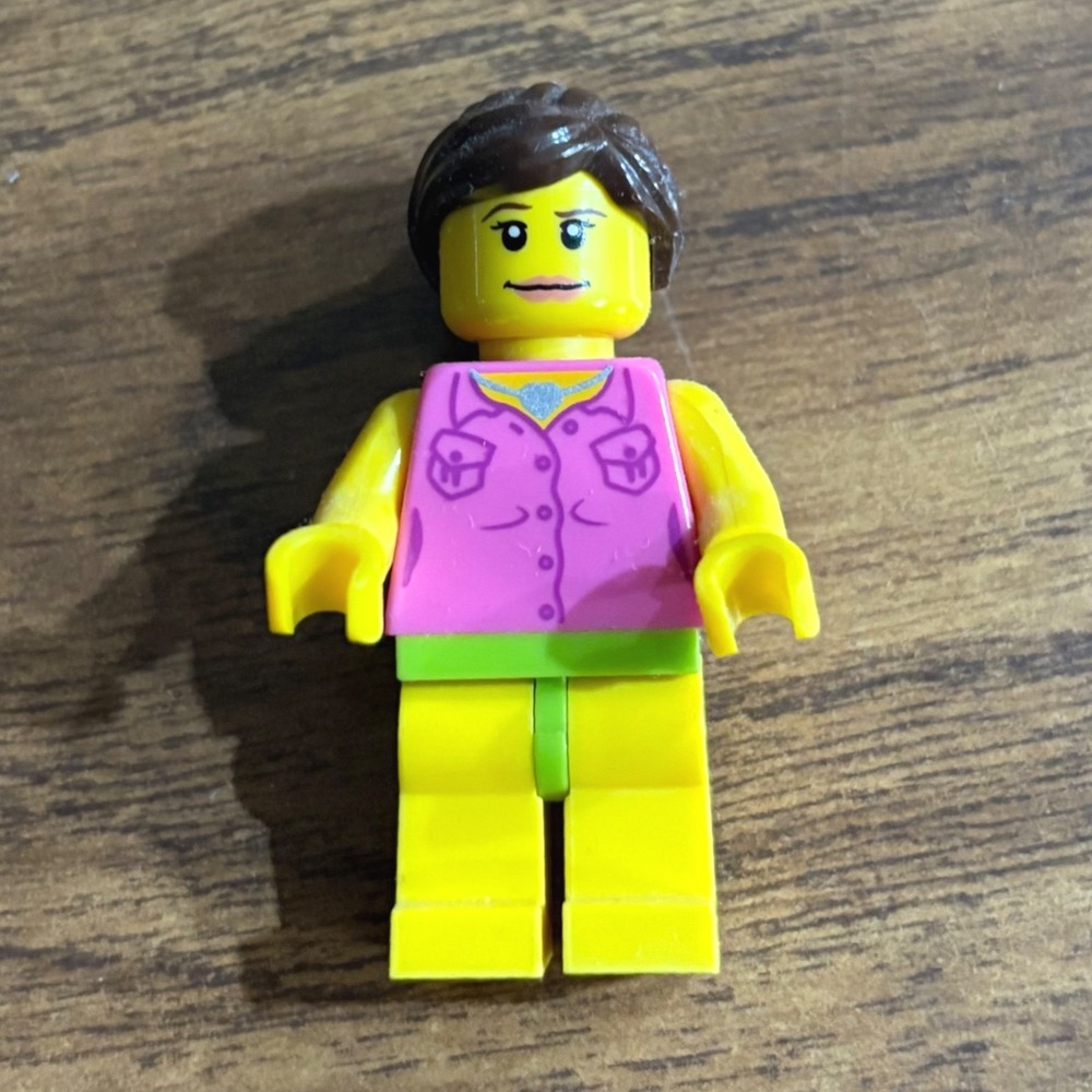 LEGO City Minifigure Pink Shirt Brown Ponytail Yellow Legs Bathing Suit Beach